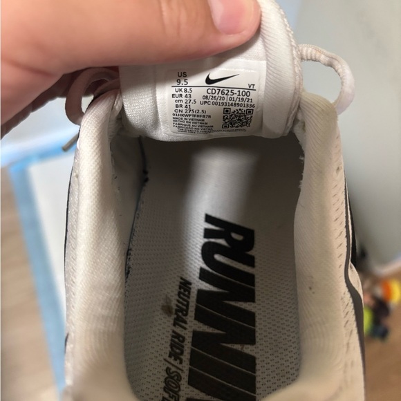 Nike Air Max White and Black Running Shoes - Picture 5 of 9